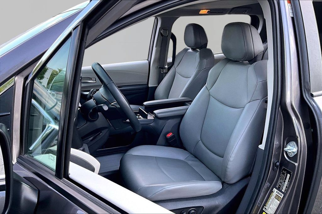 Used 2024 Toyota Sienna XLE w/ XLE Plus Package FWD image 17