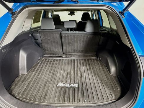 Used 2020 Toyota RAV4 XLE w/ Convenience Package FWD image 24