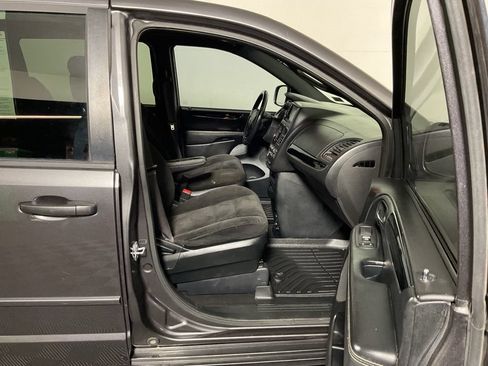 Used 2017 Dodge Grand Caravan SE FWD image 30