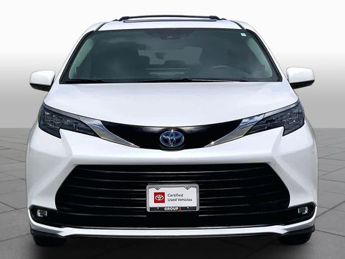 Used 2025 Toyota Sienna XLE w/ XLE Plus Package FWD image 4