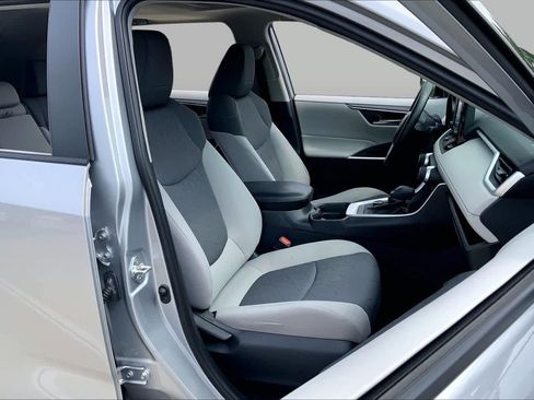 Used 2019 Toyota RAV4 XLE AWD/4WD image 9