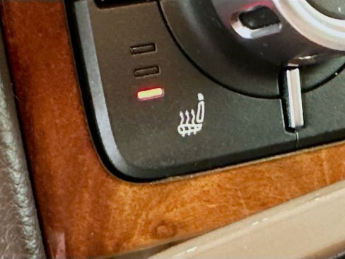 Used 2013 Volkswagen Touareg TDI image 21