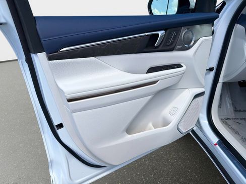 New 2026 Buick Enclave Avenir w/ Super Cruise Package FWD image 17
