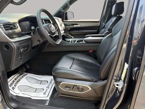 Used 2025 Jeep Wagoneer Series III w/ Premium Group I AWD/4WD image 33