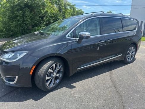 Used 2017 Chrysler Pacifica Limited FWD image 5
