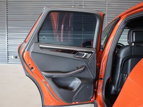 Certified 2024 Porsche Macan w/ Premium Plus Package AWD/4WD image 30