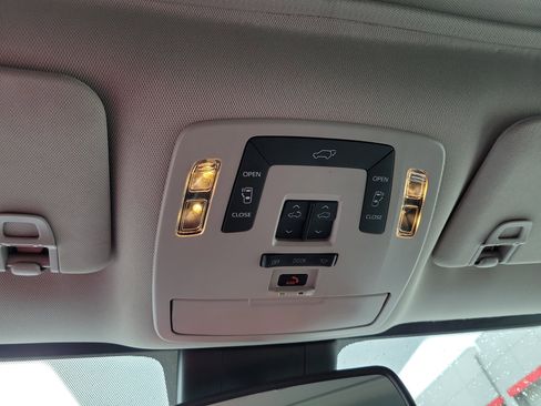 Used 2024 Toyota Sienna XLE FWD image 29