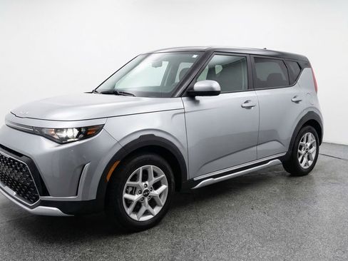 Used 2025 Kia Soul LX w/ LX Technology Package FWD image 3
