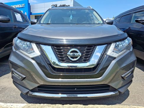 Used 2017 Nissan Rogue SV AWD/4WD image 2