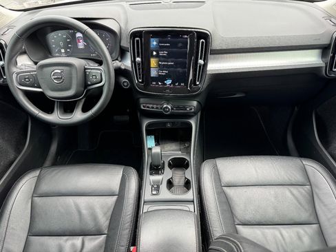 Used 2022 Volvo XC40 T4 Momentum image 11