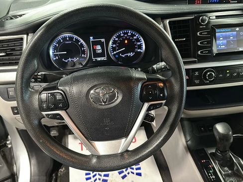 Used 2019 Toyota Highlander LE AWD/4WD image 23