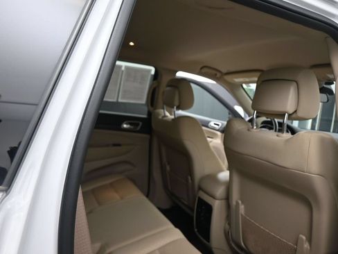 Used 2019 Jeep Grand Cherokee Laredo AWD/4WD image 44