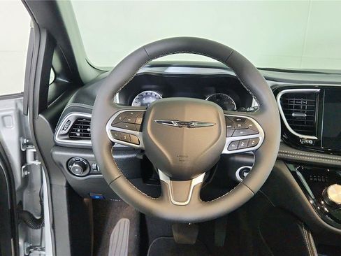 Used 2026 Chrysler Pacifica Limited FWD image 14