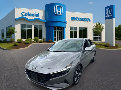 Used 2023 Hyundai Elantra SEL w/ Convenience Package FWD image 2