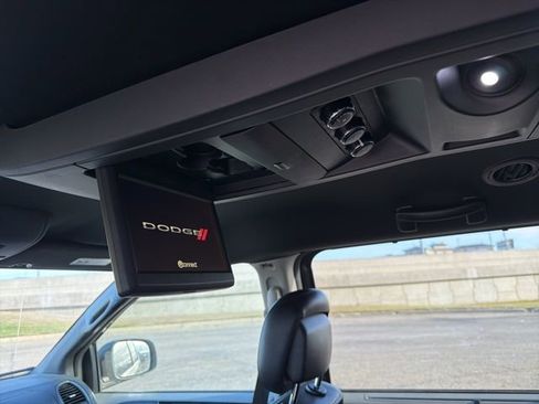 Used 2017 Dodge Grand Caravan SXT w/ Driver Convenience Group image 11