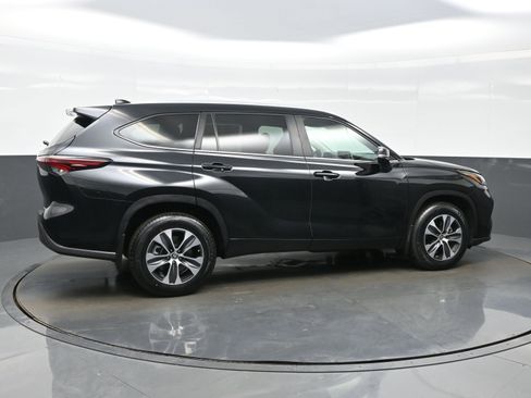 Used 2024 Toyota Highlander XLE AWD/4WD image 6