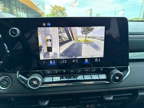 Used 2025 Chevrolet Colorado Z71 w/ Technology Package AWD/4WD image 19