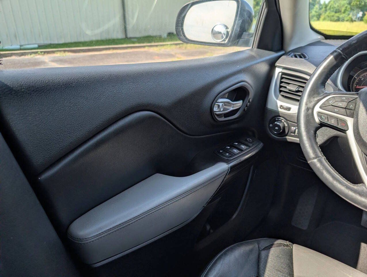 Used 2014 Jeep Cherokee Limited w/ Luxury Group FWD image 38