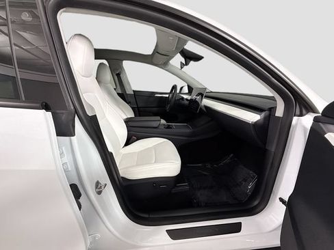 Used 2023 Tesla Model Y Long Range AWD/4WD image 27