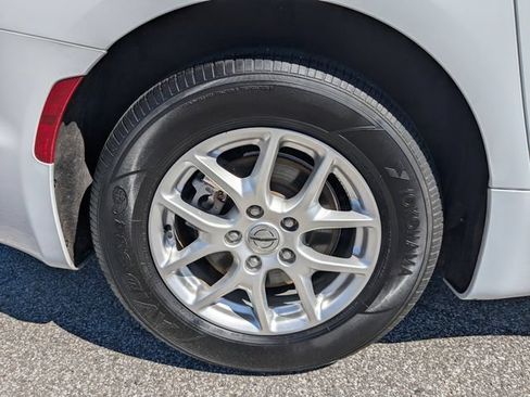 Used 2023 Chrysler Pacifica Touring-L FWD image 11