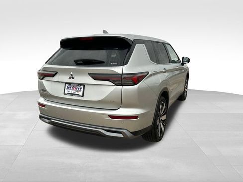 Used 2025 Mitsubishi Outlander SE image 5