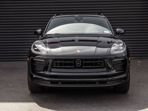 Certified 2026 Porsche Macan AWD/4WD image 8