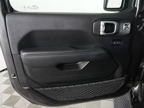 Used 2019 Jeep Wrangler Unlimited Sahara AWD/4WD image 13