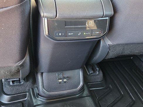 Used 2021 Toyota Highlander LE FWD image 12