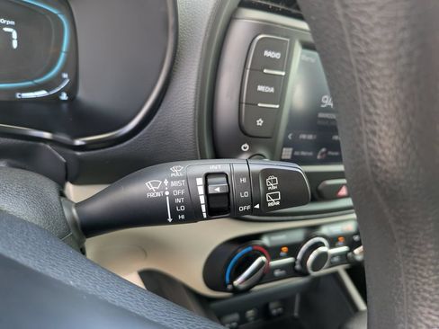 Certified 2025 Kia Soul LX w/ LX Technology Package FWD image 32