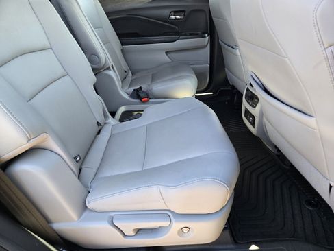 Used 2020 Honda Pilot Touring image 16