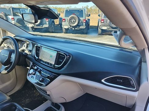Used 2023 Chrysler Pacifica Touring-L image 25