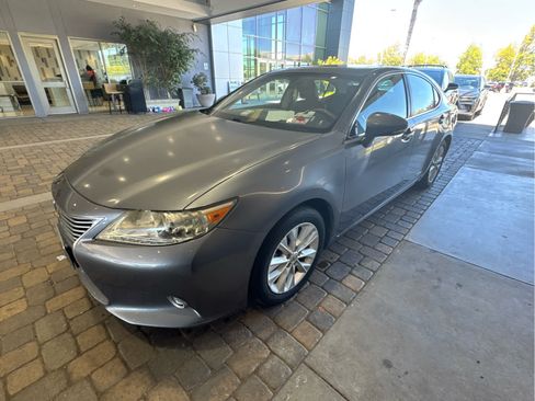 Used 2014 Lexus ES 300h w/ Luxury Package w/Bamboo Trim FWD image 2