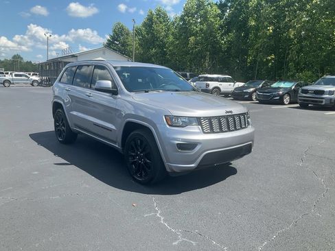Used 2019 Jeep Grand Cherokee Altitude AWD/4WD image 3