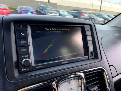 Used 2014 Chrysler Town & Country Touring w/ Trailer Tow Group image 25