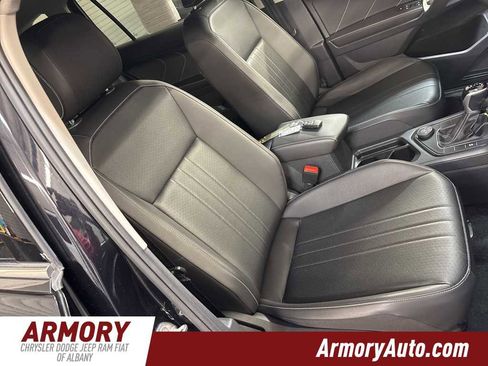 Used 2022 Volkswagen Tiguan SE image 40