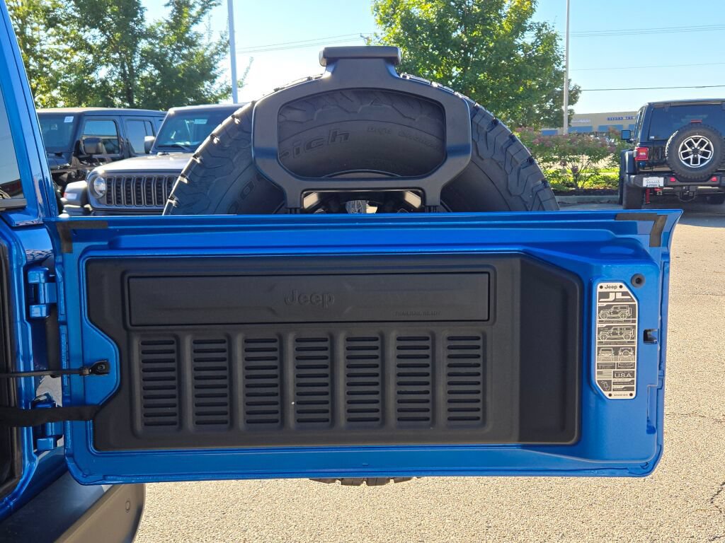 New 2025 Jeep Wrangler Rubicon w/ Xtreme 35 Tire Package AWD/4WD image 13