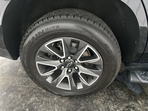 Used 2021 Chevrolet Tahoe Z71 w/ Luxury Package AWD/4WD image 5