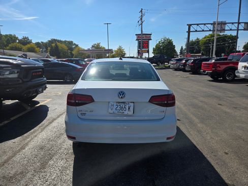 Used 2016 Volkswagen Jetta SE image 9