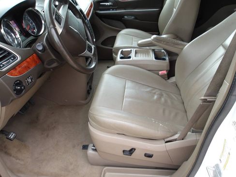 Used 2015 Chrysler Town & Country Touring FWD image 7