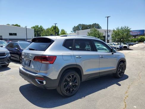 Certified 2022 Volkswagen Taos SE image 4