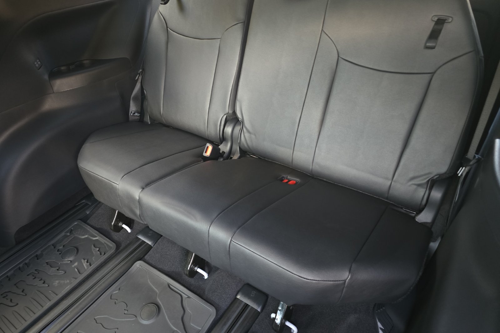 New 2026 Toyota Sienna XLE Woodland Edition AWD/4WD image 13