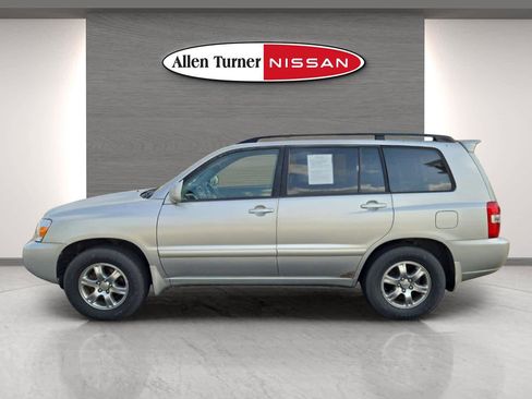 Used 2005 Toyota Highlander 2WD V6 w/ 3rd Row image 9
