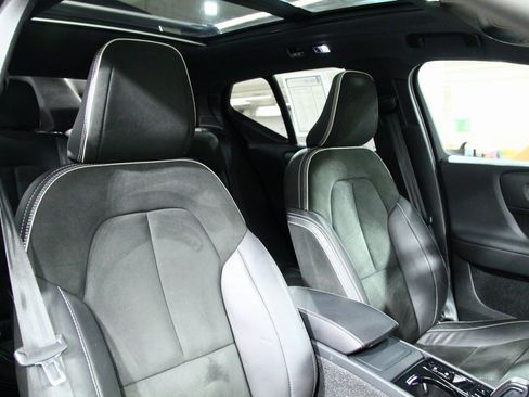 Used 2021 Volvo XC40 T5 R-Design w/ Advanced Package image 25