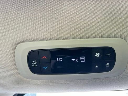 Used 2023 Chrysler Pacifica Touring-L FWD image 42