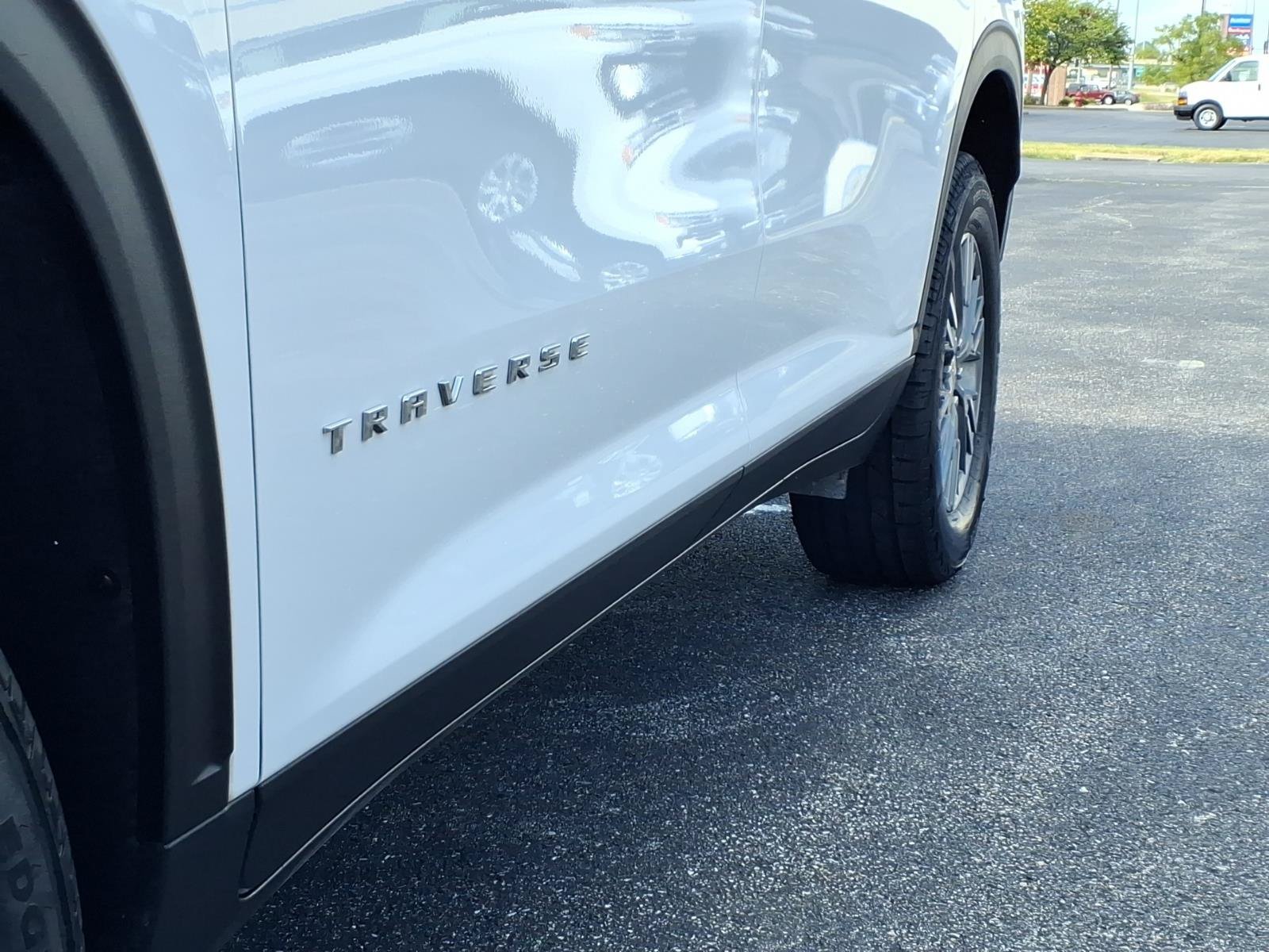 Used 2024 Chevrolet Traverse LT w/ LPO, Floor Liner Package FWD image 33