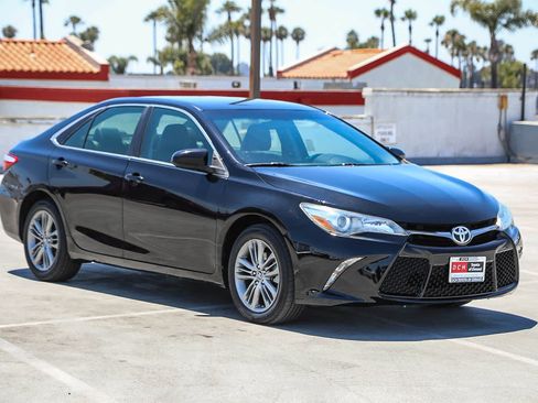 Used 2017 Toyota Camry SE FWD image 4