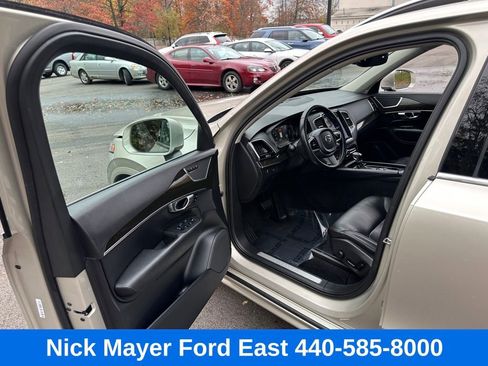 Used 2018 Volvo XC90 T6 Momentum w/ Convenience Package image 9