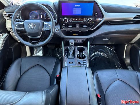 Certified 2024 Toyota Highlander Limited FWD image 15