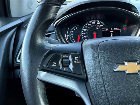 Used 2022 Chevrolet Trax LT w/ LT Convenience Package image 22