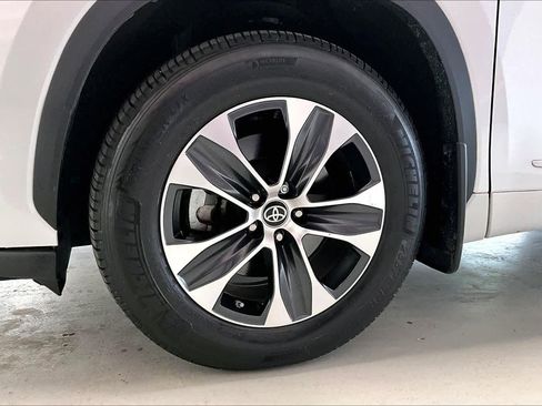 Used 2022 Toyota Highlander XLE image 8